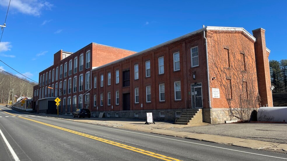 156 River Rd, Willington, CT à vendre - Photo du bâtiment - Image 2 de 17