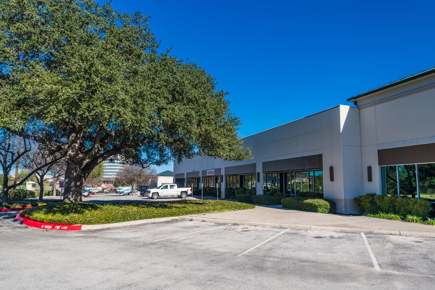 5308 Wurzbach Rd, San Antonio, TX à louer - Photo du bâtiment - Image 2 de 4