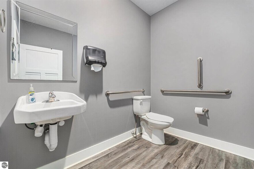 1859 Southpeak Dr, Traverse City, MI à vendre - Photo intérieure - Image 2 de 22