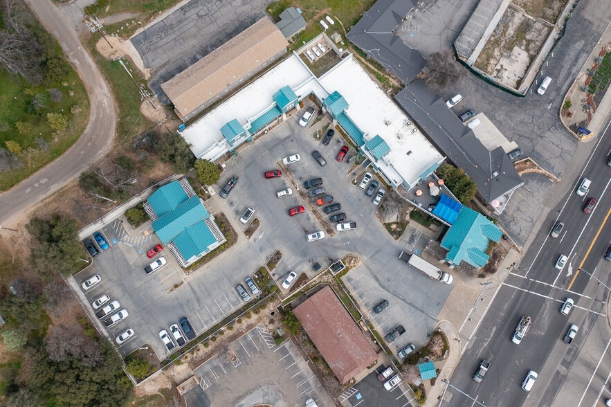 40282 Highway 41, Oakhurst, CA à vendre - Photo du bâtiment - Image 2 de 32