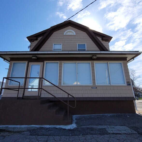 1074 Washington St, Attleboro, MA à vendre - Photo du bâtiment - Image 3 de 36