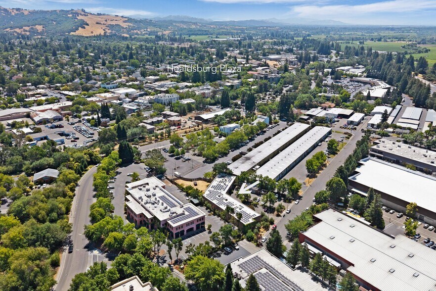 498 Moore Ln, Healdsburg, CA à louer - Photo du bâtiment - Image 2 de 5