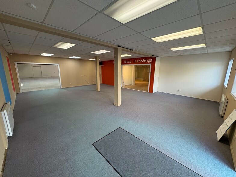 1100 Lansdowne Dr, Coquitlam, BC à louer - Photo du bâtiment - Image 3 de 9