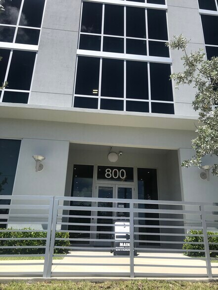 800 SE 4th Ave, Hallandale Beach, FL à vendre - Photo du bâtiment - Image 2 de 11