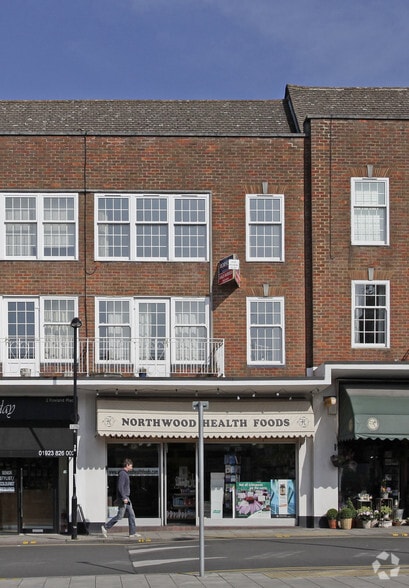 Green Ln, Northwood à louer - Photo principale - Image 1 de 5