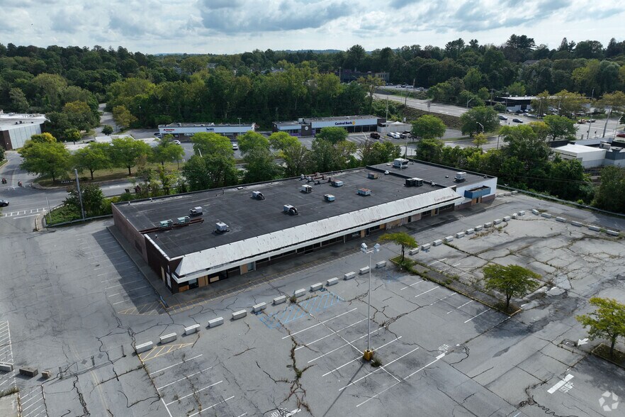 627-643 Dutchess Tpke, Poughkeepsie, NY à vendre - Photo du bâtiment - Image 3 de 4
