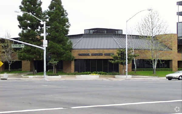 100 N Harbor Blvd, Anaheim, CA à louer - Photo du bâtiment - Image 1 de 12