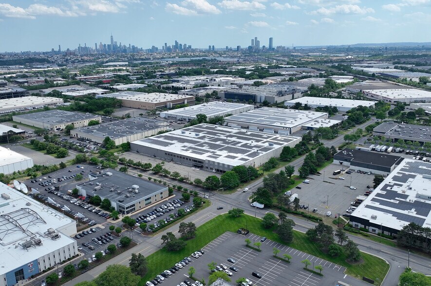 50 Hartz Way, Secaucus, NJ à louer - Photo du bâtiment - Image 1 de 6