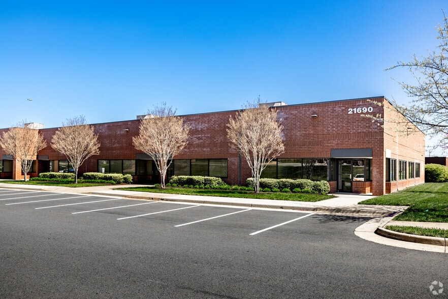 21690 Red Rum Dr, Ashburn, VA for lease - Primary Photo - Image 1 of 4
