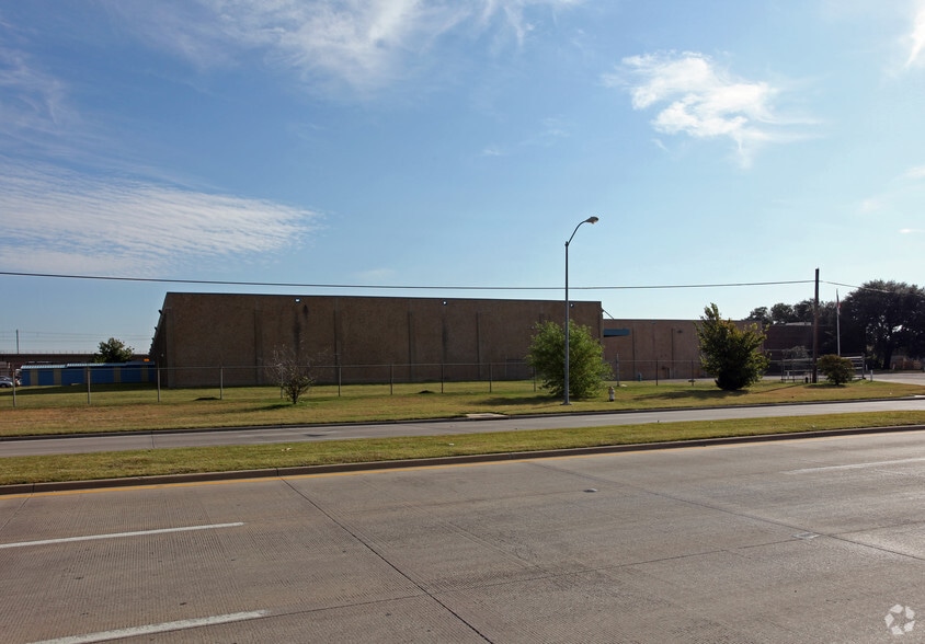 10700 Harry Hines Blvd, Dallas, TX for lease - Building Photo - Image 3 of 3