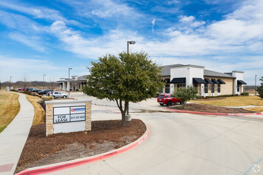 10932 N Riverside Dr, Fort Worth, TX à louer - Photo du bâtiment - Image 3 de 12