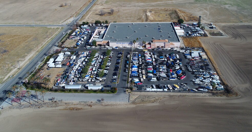 681 E San Jacinto Ave, Perris, CA à louer - Photo du bâtiment - Image 3 de 8
