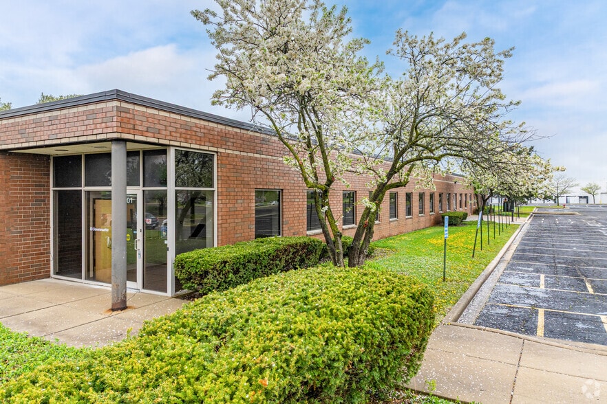 101 Overland Dr, North Aurora, IL for sale - Building Photo - Image 2 of 5