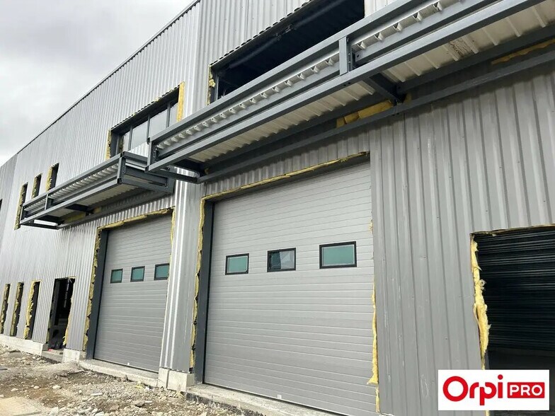 Local d'activités dans Bourgoin-Jallieu à vendre - Photo du bâtiment - Image 1 de 5