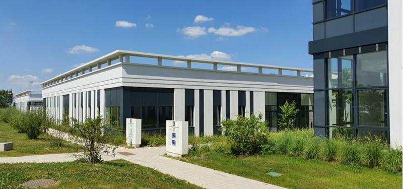 Flex in Élancourt for lease - Building Photo - Image 1 of 5