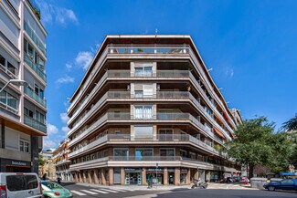 Plus de détails pour Plaça d'Adrià, 5, Barcelone - Commerce de détail à louer