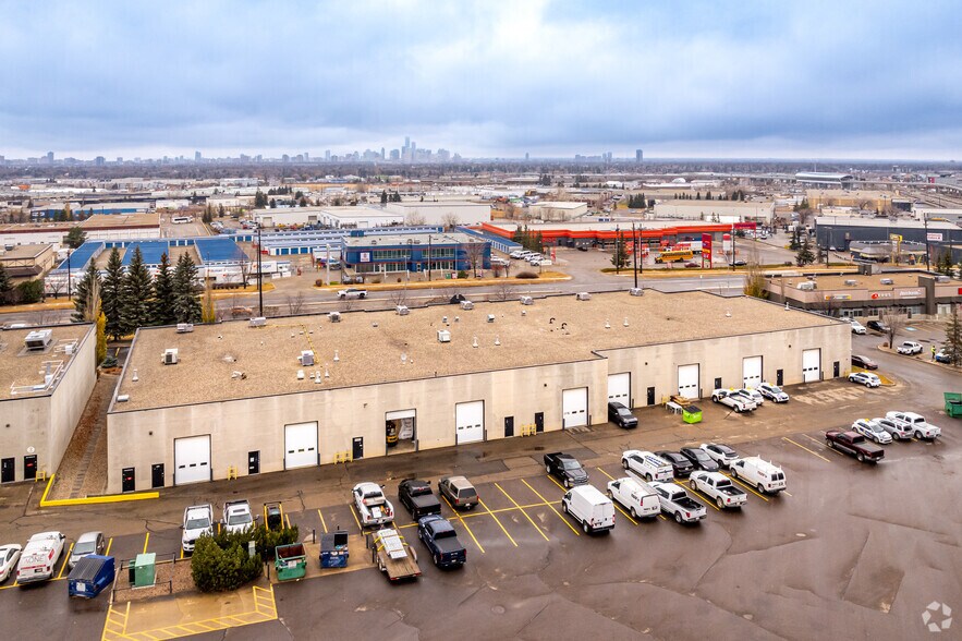 8103-8135 Roper Rd NW, Edmonton, AB à louer - Aérien - Image 2 de 2
