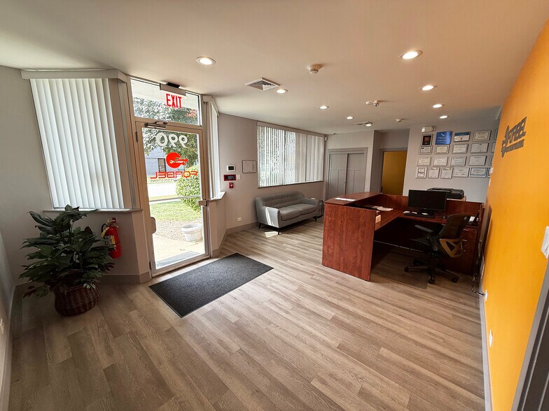 990 Criss Cir, Elk Grove Village, IL à louer - Photo du bâtiment - Image 3 de 13