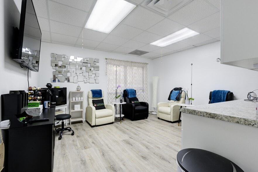 2240 Palm Beach Lakes Blvd, West Palm Beach, FL for sale - Building Photo - Image 2 of 64