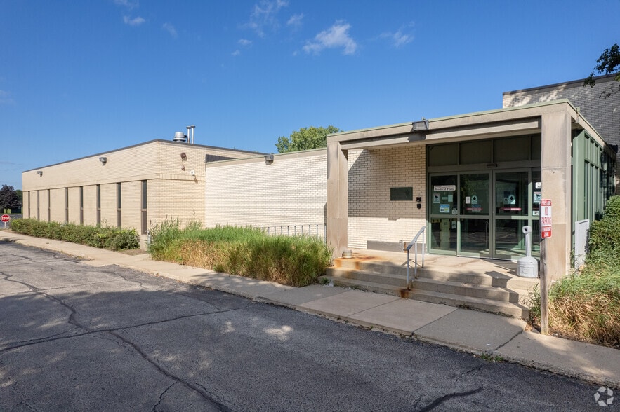 1616 Grand Ave, Waukegan, IL for lease - Primary Photo - Image 1 of 16