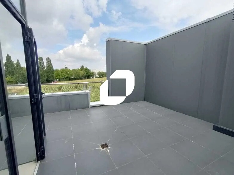 Office in Buc for lease - Building Photo - Image 3 of 9