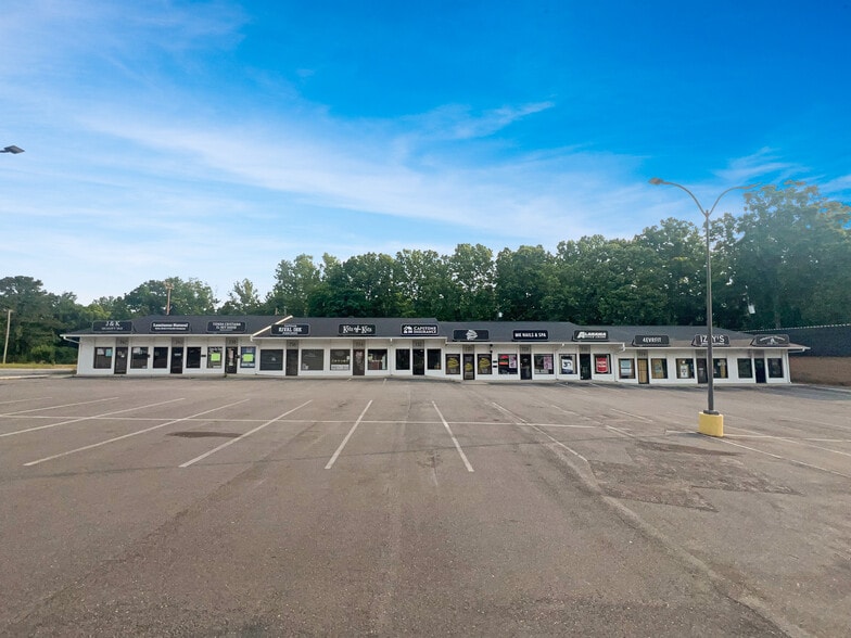 720-742 McFarland Blvd, Northport, AL for lease - Building Photo - Image 1 of 7