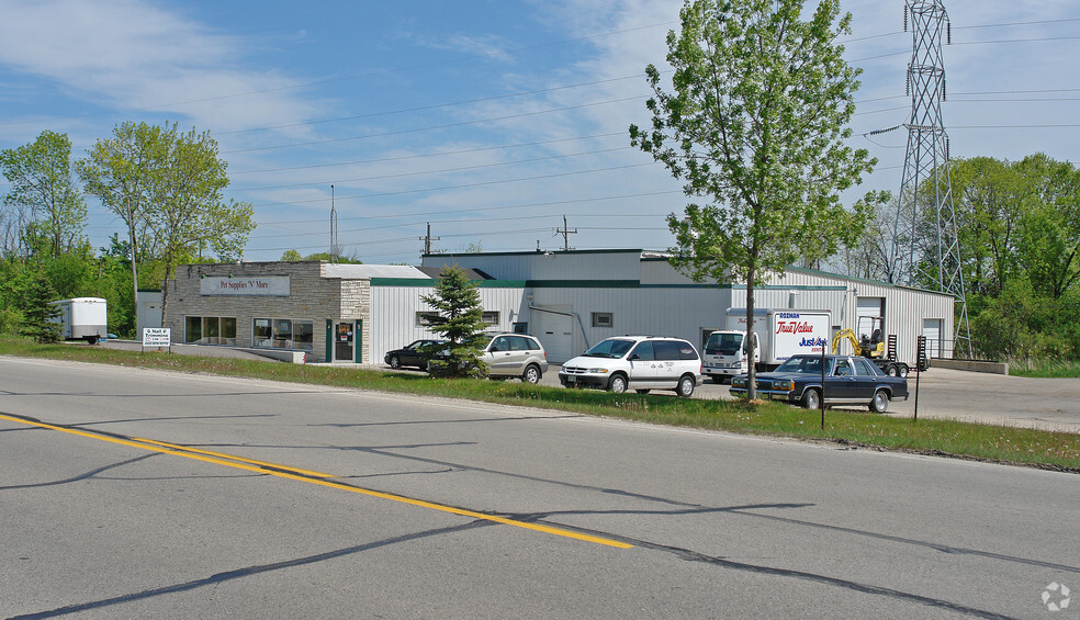 Retail business, real estate and parcel portfolio of 5 properties for sale on LoopNet.ca - Primary Photo - Image 1 of 4