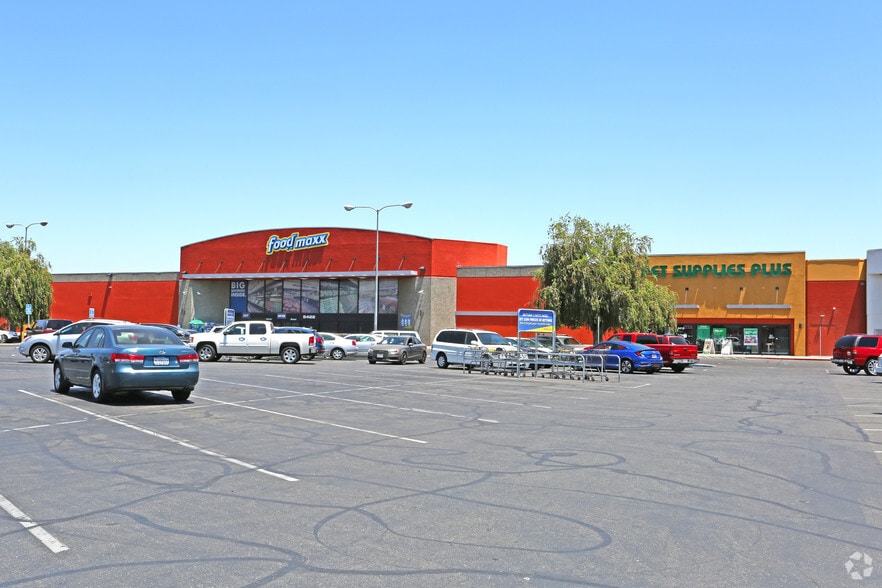 5418-5422 N Blackstone Ave, Fresno, CA for lease - Building Photo - Image 2 of 3