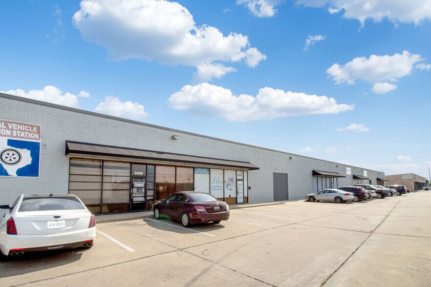 5956 Berry Brook Dr, Houston, TX à louer - Photo du bâtiment - Image 3 de 7
