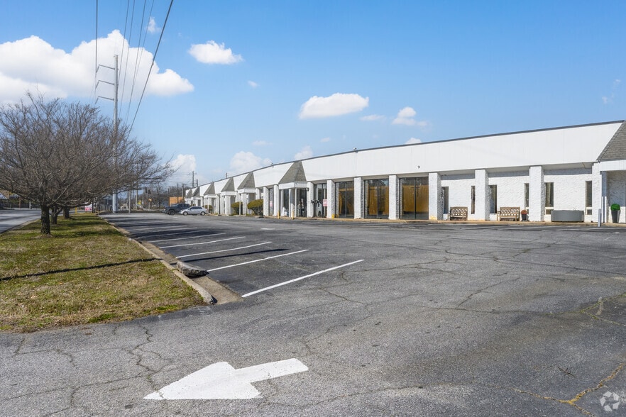 1129-1199 Willingham Dr, East Point, GA for lease - Building Photo - Image 3 of 25