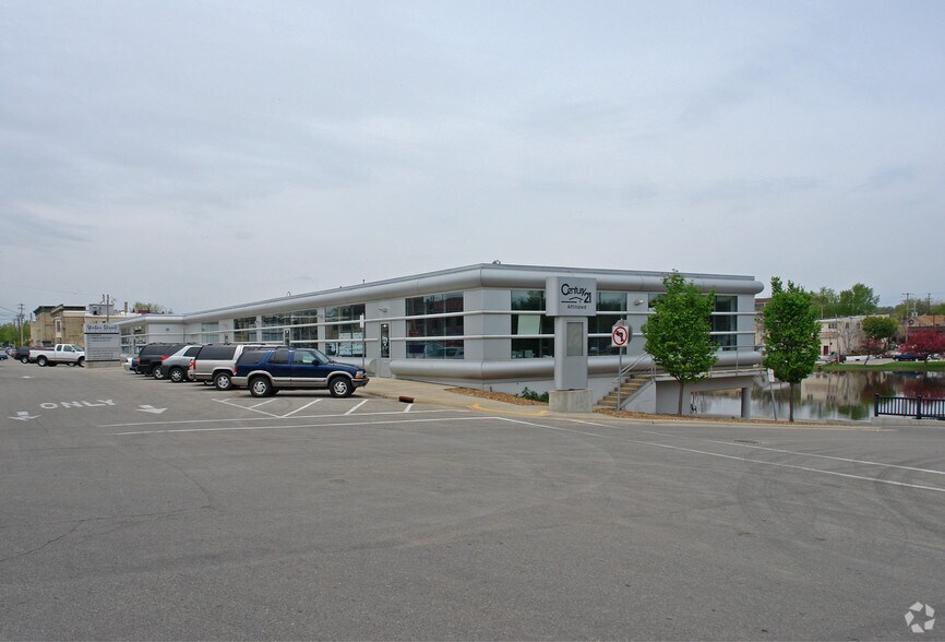 29-47 S Water St E, Fort Atkinson, WI à vendre - Photo du bâtiment - Image 2 de 2