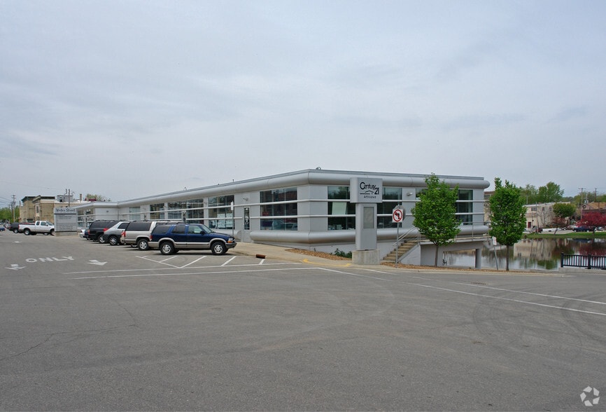47 S Water St E, Fort Atkinson, WI for lease - Building Photo - Image 2 of 2