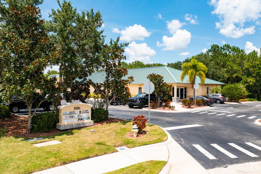 5581 Broadcast Ct, Sarasota, FL à louer - Photo du bâtiment - Image 2 de 6