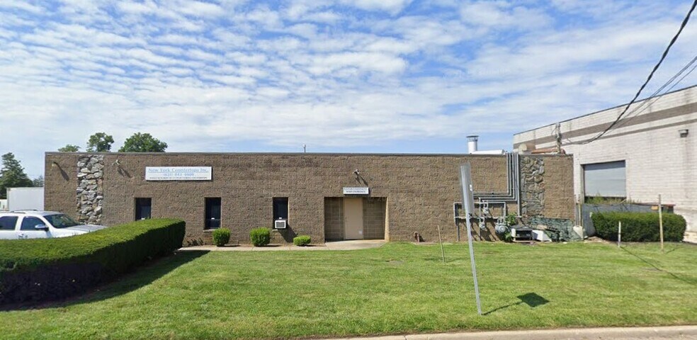 20 Eads St, West Babylon, NY à louer - Photo du bâtiment - Image 1 de 4
