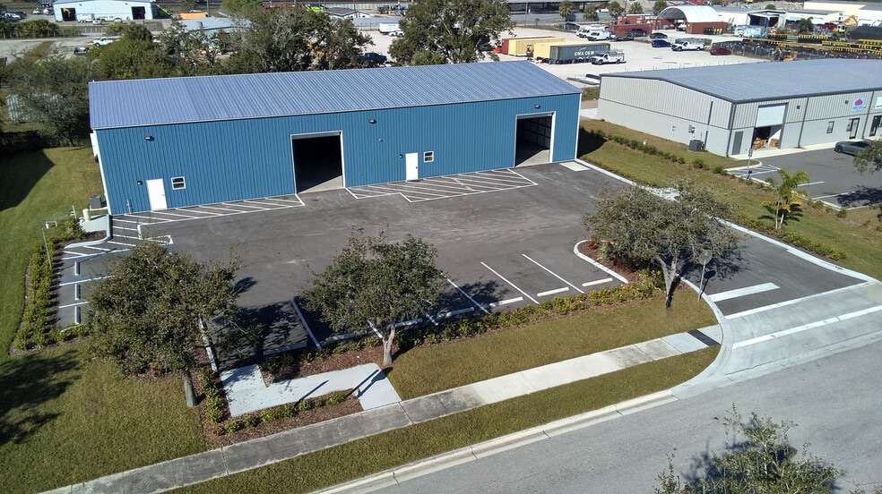 6730 28th Street Cir E, Sarasota, FL for sale - Primary Photo - Image 1 of 23
