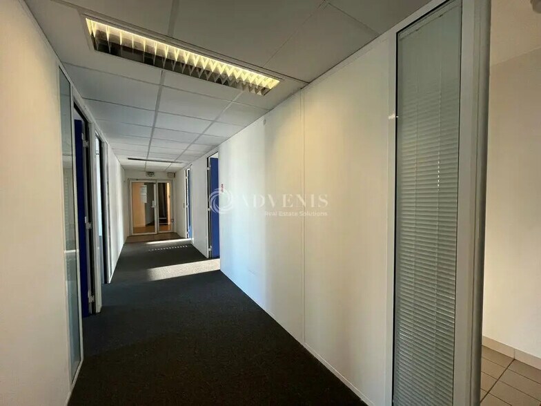 Bureau dans Montigny-le-Bretonneux à louer - Photo du bâtiment - Image 3 de 9