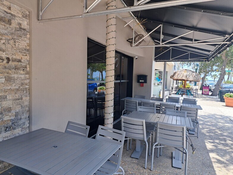 1959-3310 NE Jensen Beach Blvd, Jensen Beach, FL à louer - Photo du bâtiment - Image 2 de 2