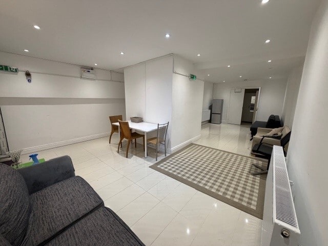 47 Kilburn High Rd, London for lease - Interior Photo - Image 2 of 6