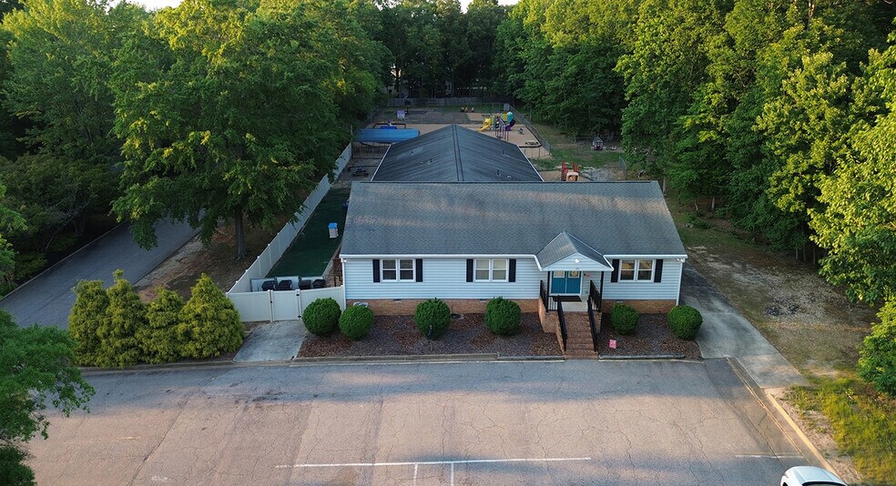 120 W Hundred Rd, Chester, VA à vendre - Photo du bâtiment - Image 2 de 4