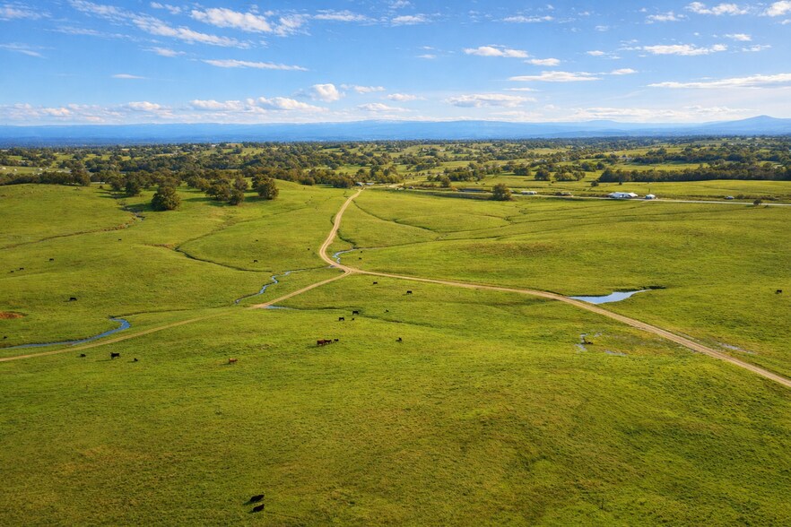 Nine Mile Hill Ranch, Red Bluff, CA à vendre - Photo du bâtiment - Image 2 de 11