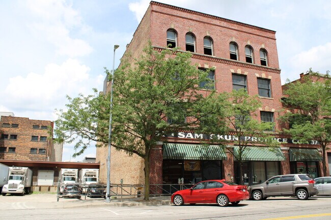 Plus de détails pour 33 N Huron St, Toledo, OH - Commerce de détail à louer