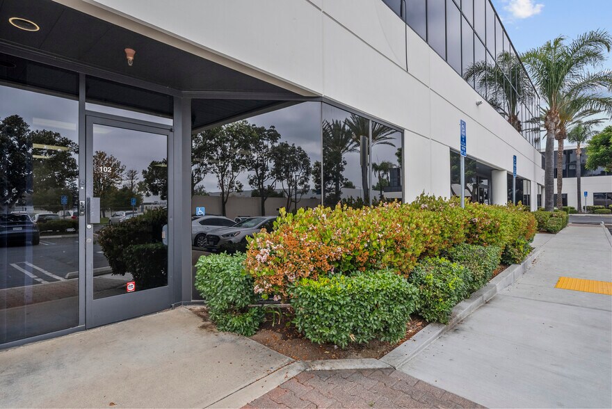 9410 Topanga Canyon Blvd, Chatsworth, CA à louer - Photo du bâtiment - Image 3 de 13