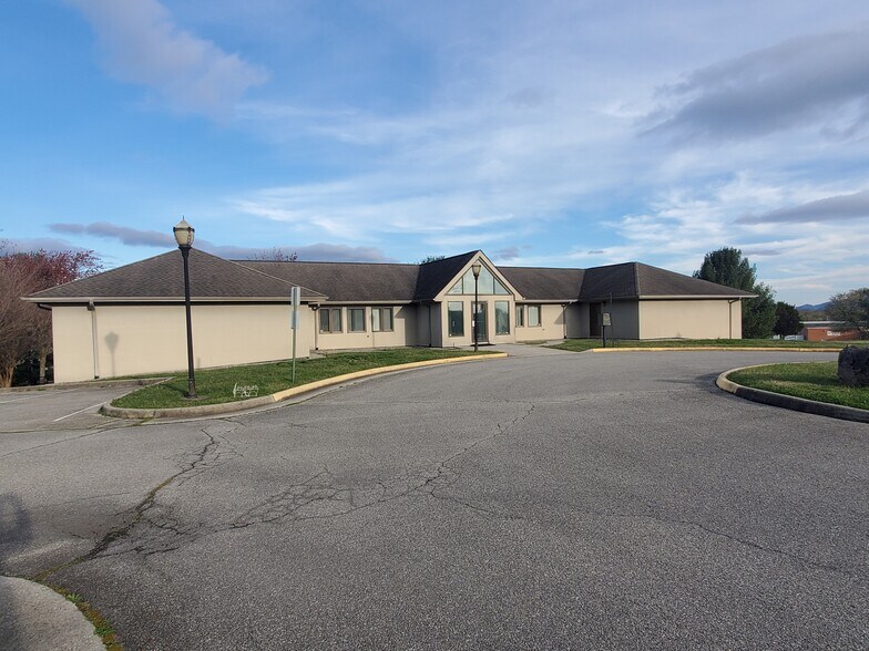 7857 Enon Dr, Hollins, VA à vendre - Photo du bâtiment - Image 1 de 28