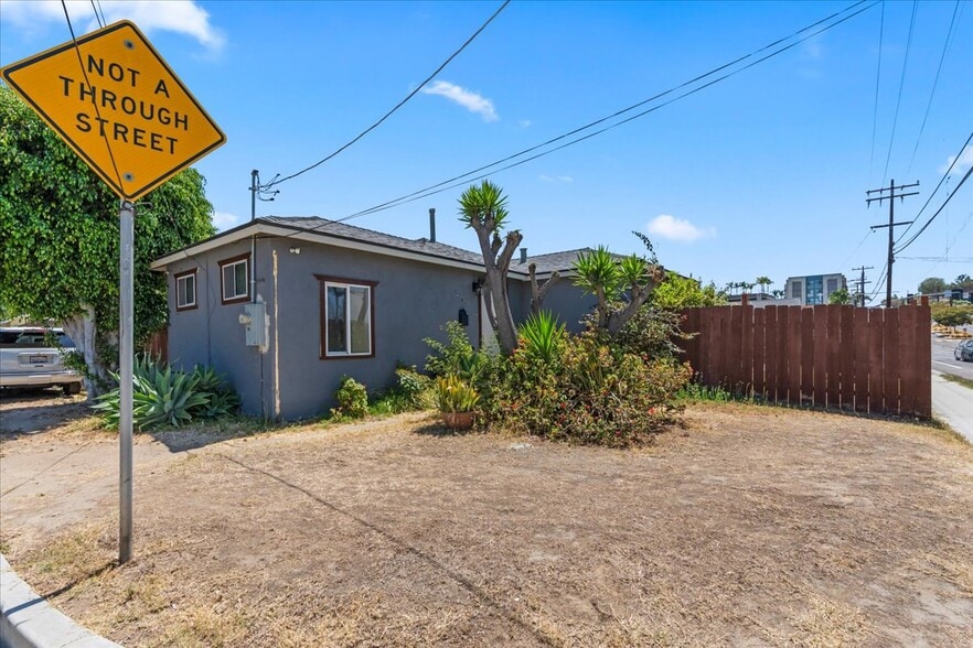 1340 E 8th St, National City, CA à vendre - Photo du bâtiment - Image 3 de 7