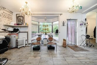 2 Bishops Walk, Pinner à louer Photo intérieure- Image 2 de 4