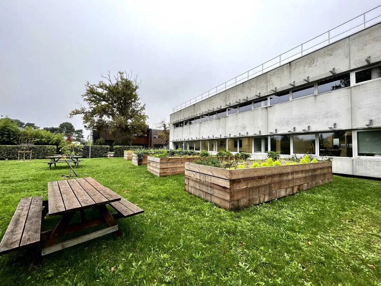 Bureau dans Canéjan à louer - Photo du bâtiment - Image 2 de 12