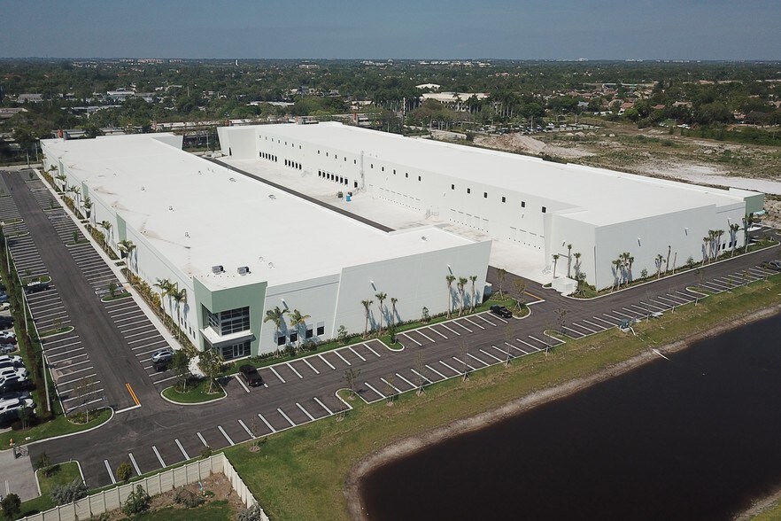 600 Hillsboro Technology Dr, Deerfield Beach, FL à louer - Vidéo sur l’inscription commerciale - Image 3 de 24