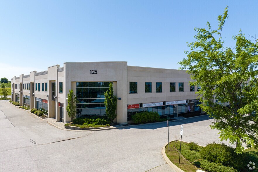 125 Don Hillock Dr, Aurora, ON à vendre - Photo du bâtiment - Image 3 de 5