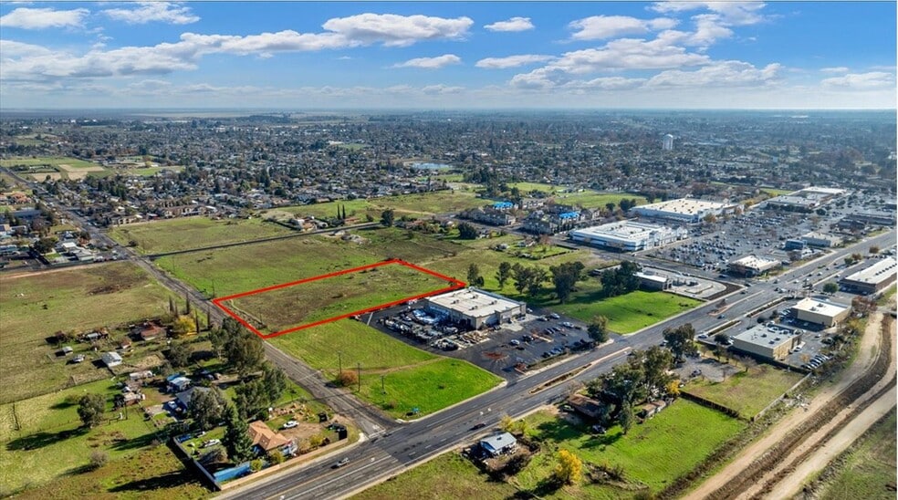 1570 Country Club Dr, Madera, CA à vendre - Photo du bâtiment - Image 2 de 4