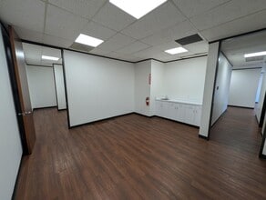 1656-1660 Townhurst Dr, Houston, TX for lease Interior Photo- Image 2 of 7